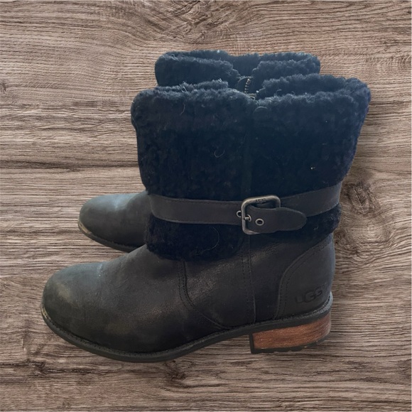 UGG Womens Short Boot Size 8.5 Blayre II Black Fur Wood Heel Buckle - Picture 2 of 14